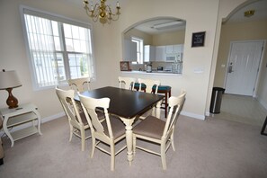Apartment, Mehrere Betten | Essbereich im Zimmer