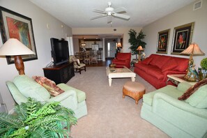 Huoneisto, useita sänkyjä | Oleskelualue | Televisio