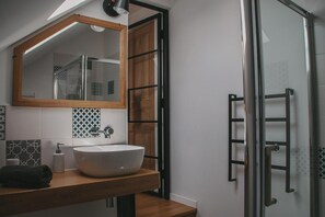 Chuveiro, produtos de toalete grátis, secador de cabelo 