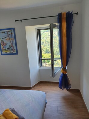 Economy tweepersoonskamer, gemeenschappelijke badkamer | Badkamer | Een douche, een regendouche, gratis toiletartikelen, een haardroger