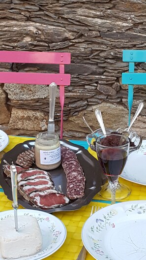 Family dining - English Club in Corsica B&B in Porri (Porri)
