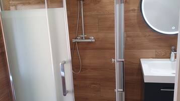 Shower, rainfall showerhead, free toiletries, hair dryer