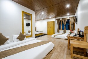 Chambre familiale, Plusieurs lits, vue sur la cour intérieure | Draps en coton égyptien, literie de qualité, couette en duvet