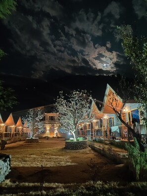 Front of property - evening/night - Winterfell The Stay, Unique River Front Resort (Manali)