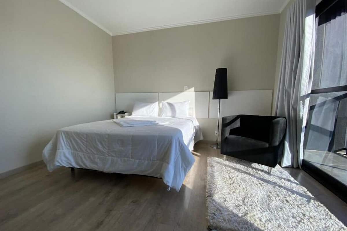 Quarto Luxo | Literie de qualité supérieure, minibar, bureau, rideaux occultants