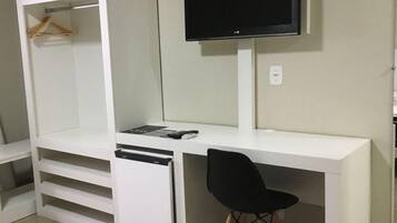 Frigobar, escrivaninha, cortinas blackout, quartos à prova de som