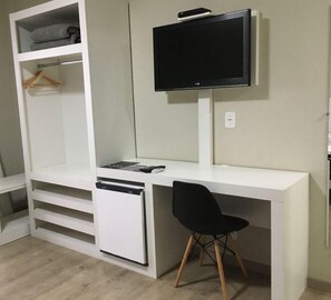 Een minibar, een bureau, verduisterende gordijnen, geluiddichte muren