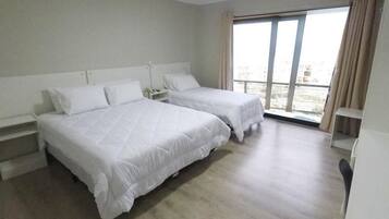 Quarto Semi Luxo | Minibar, desk, blackout drapes, soundproofing