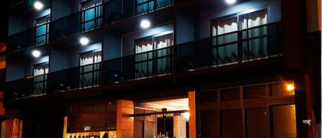 Majoituspaikan julkisivu illalla/yöllä