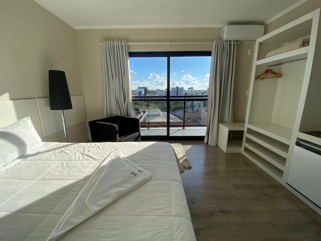 Minibar, escritorio, cortinas opacas y sistema de insonorización