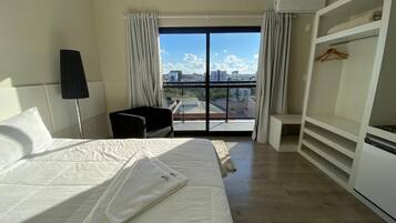 Minibar, escritorio, cortinas opacas y sistema de insonorización