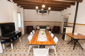 Maison familiale, 5 chambres, cuisine, vue sur la montagne | Repas dans la chambre