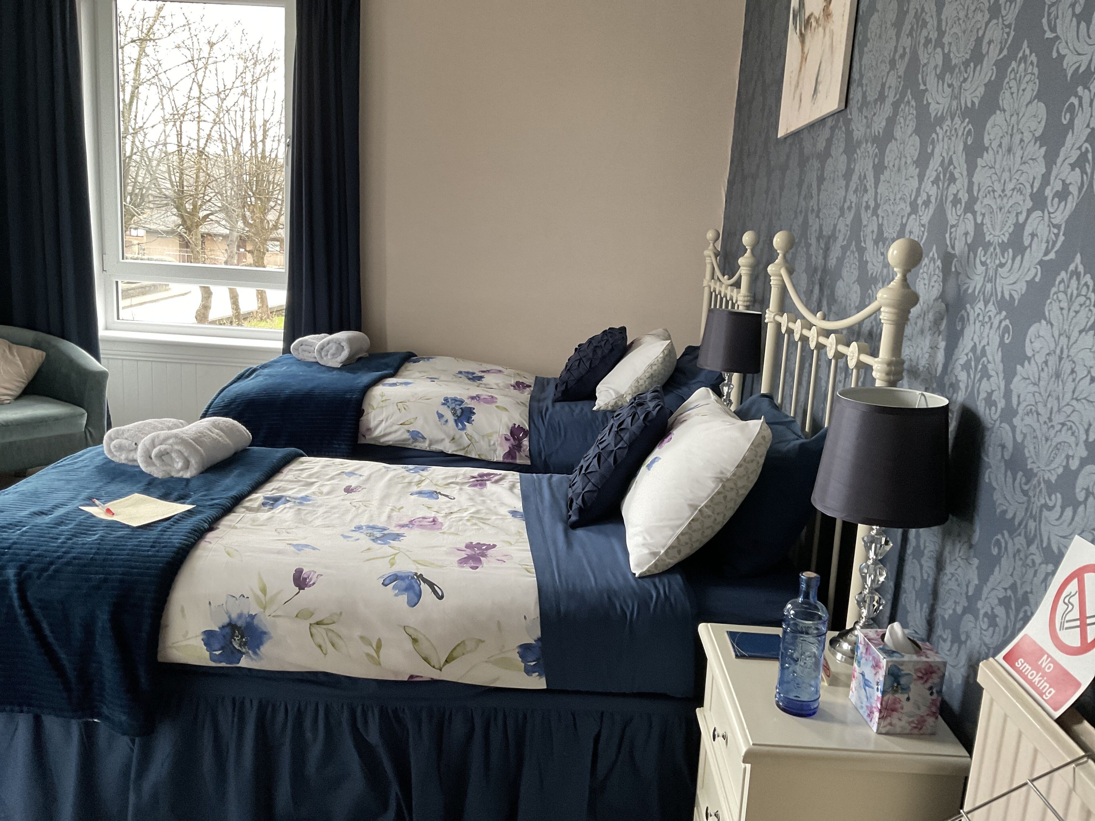 Escritorio, cortinas blackout y tabla de planchar con plancha 