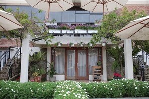 Apartment, Multiple Beds, Smoking | Premium bedding, blackout curtains, free WiFi, bed sheets - Vi-la Homestay Café (Da Lat)