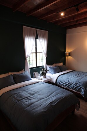 Premium bedding, blackout curtains, free WiFi, bed sheets - Vi-la Homestay Café (Da Lat)