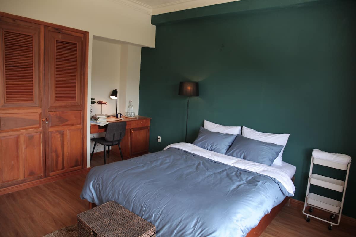Ropa de cama de alta calidad, cortinas blackout y wifi gratis