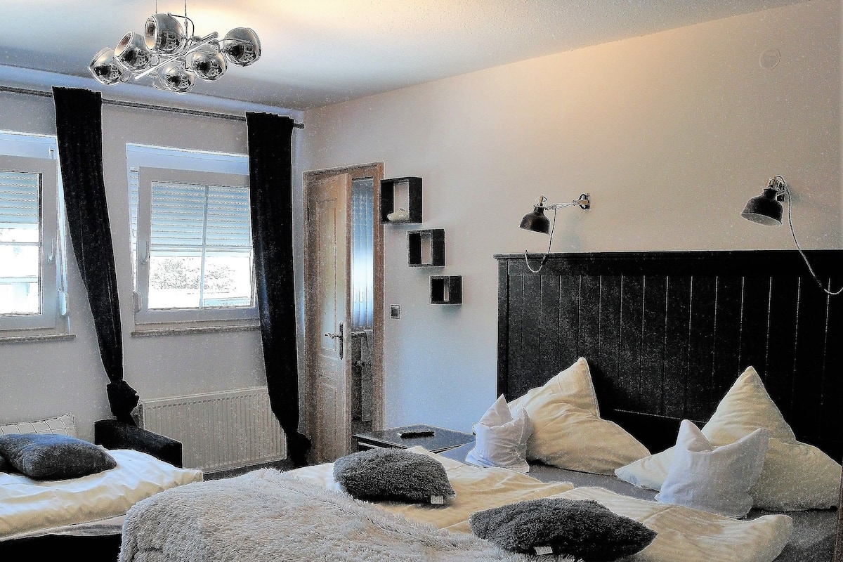Triple Room | Hypo-allergenic bedding available, in-room safe, WiFi (free)