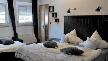 Driepersoonskamer | Hypoallergeen beddengoed, een kluis op de kamer