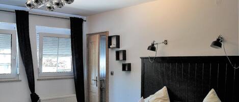 Habitación triple | Ropa de cama hipoalergénica y caja de seguridad en la habitación