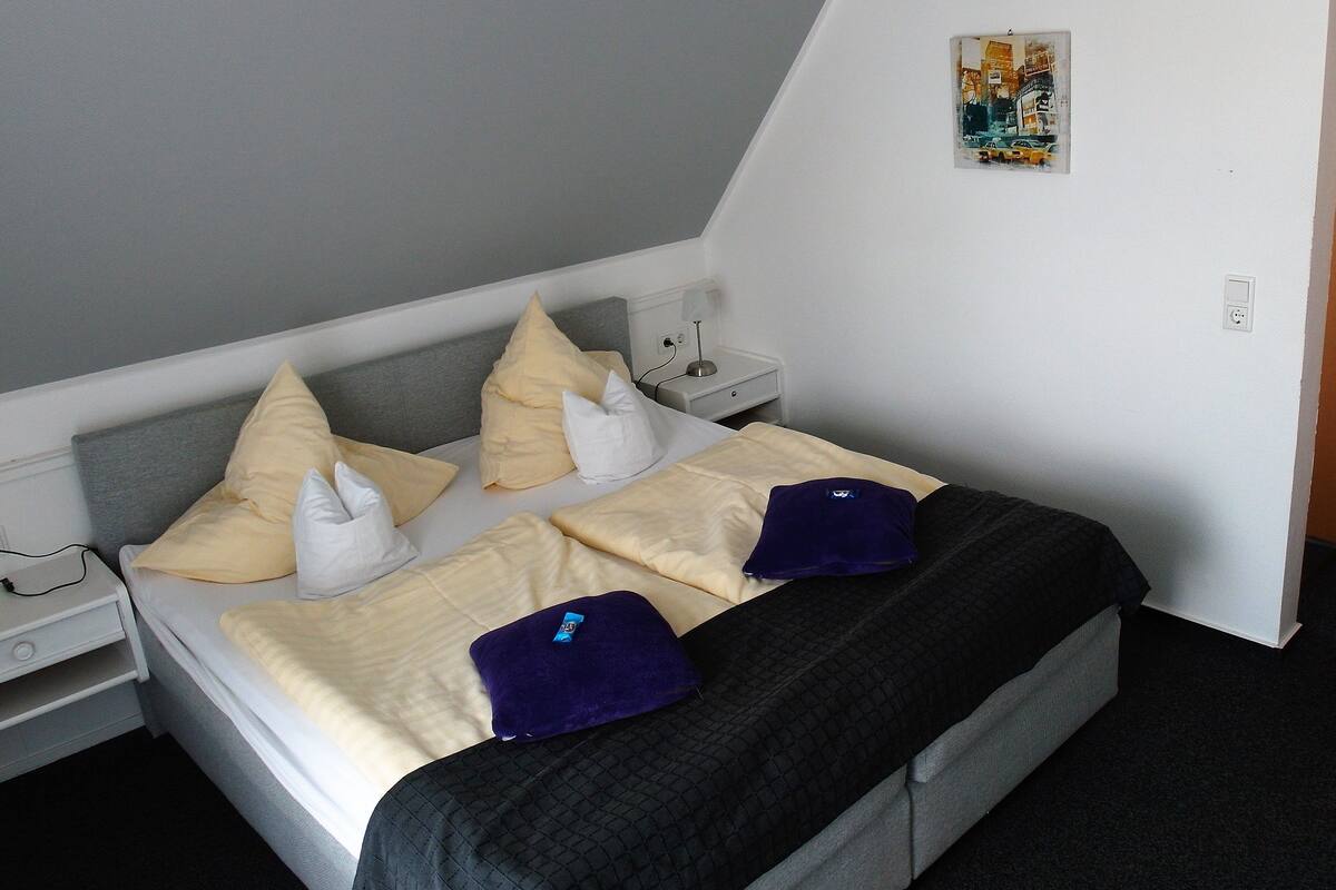 Basic Studio | Hypo-allergenic bedding available, in-room safe, WiFi (free)