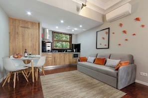 Superior Apartment | Living area | Flat-screen TV - Le Jardin (Lisbon)