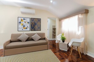 Apartamento estándar | Zona de estar | Una televisión de pantalla plana