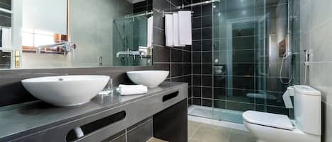 Superior Apartment | Bathroom | Shower, free toiletries, hair dryer, towels