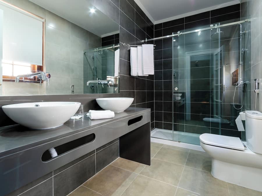 Superior-Apartment | Badezimmer | Dusche, kostenlose Toilettenartikel, Haartrockner, Handtücher