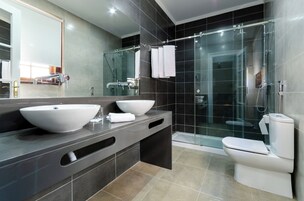 Apartamento superior | Baño | Ducha, artículos de higiene personal gratuitos y secador de pelo