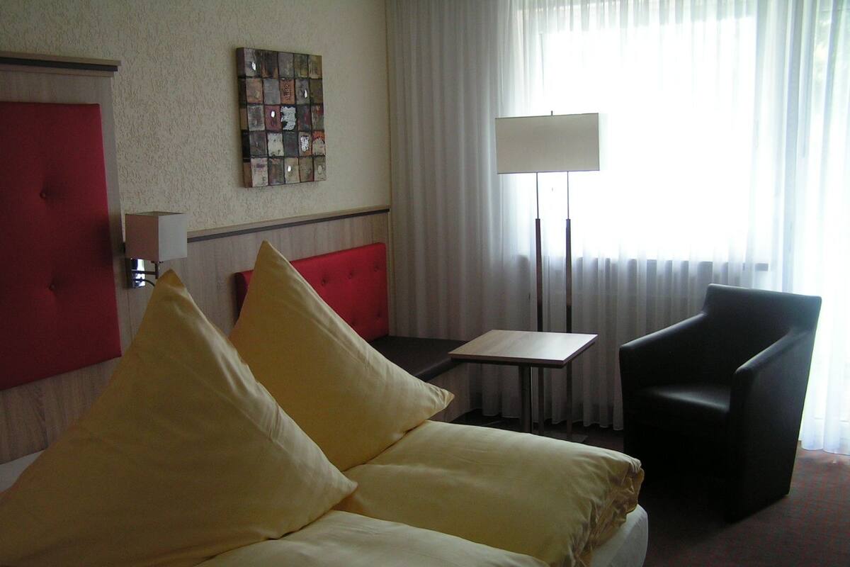 ستائر تعتيم وتجهيزات عازلة للصوت وواي فاي مجانًا وملاءات أسرّة