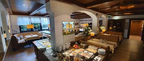 بوفيه فطور يوميًا بتكلفة قدرها (5 EUR للشخص)