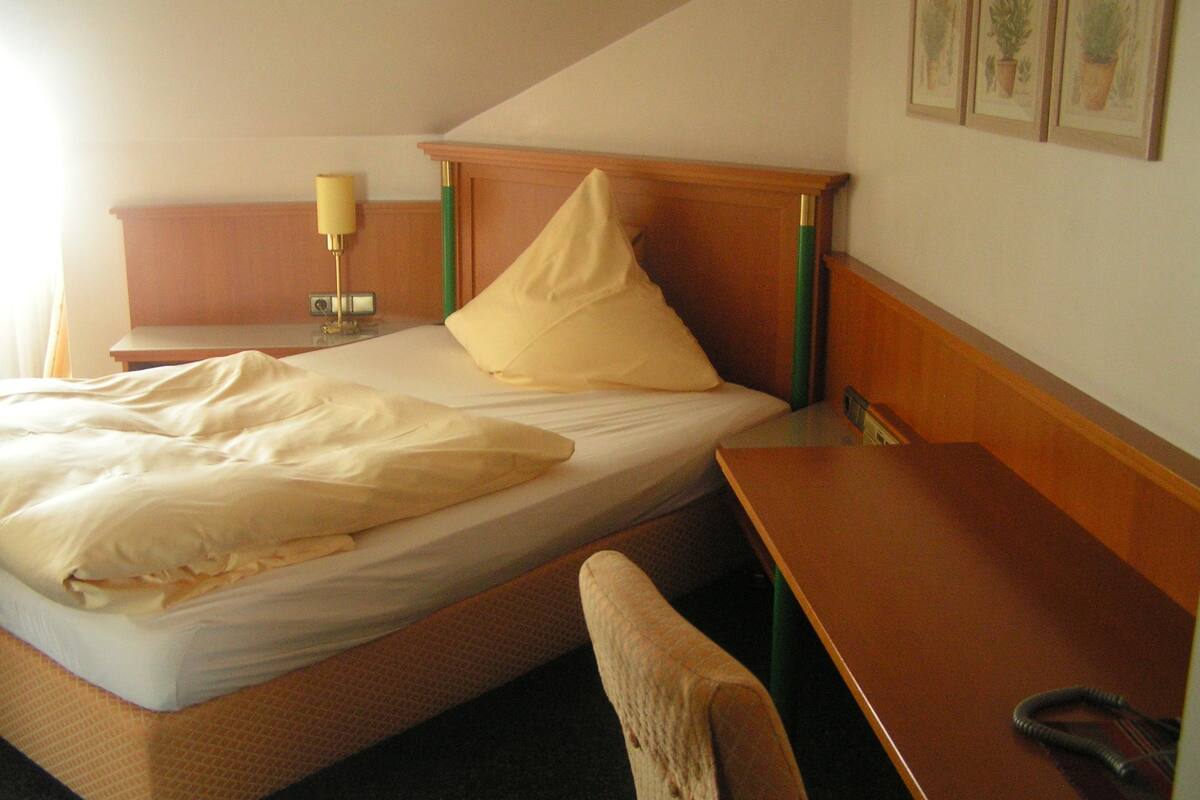 ستائر تعتيم وتجهيزات عازلة للصوت وواي فاي مجانًا وملاءات أسرّة