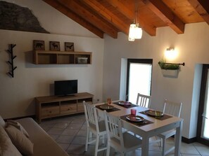 Apartamento família, 1 quarto | Área de estar | TV de tela plana