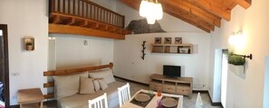 Apartamento família, 1 quarto | Área de estar | TV de tela plana