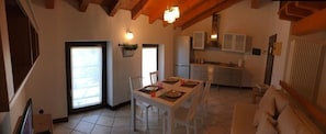 Familienapartment, 1 Schlafzimmer | Essbereich im Zimmer