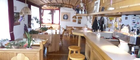 Se sirven desayunos, comidas, cenas y cocina regional