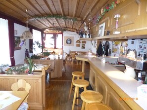 Aperto a colazione, pranzo e cena, cucina regionale 