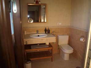 Twin Room, Shared Bathroom | Bathroom | Shower, free toiletries, hair dryer, towels