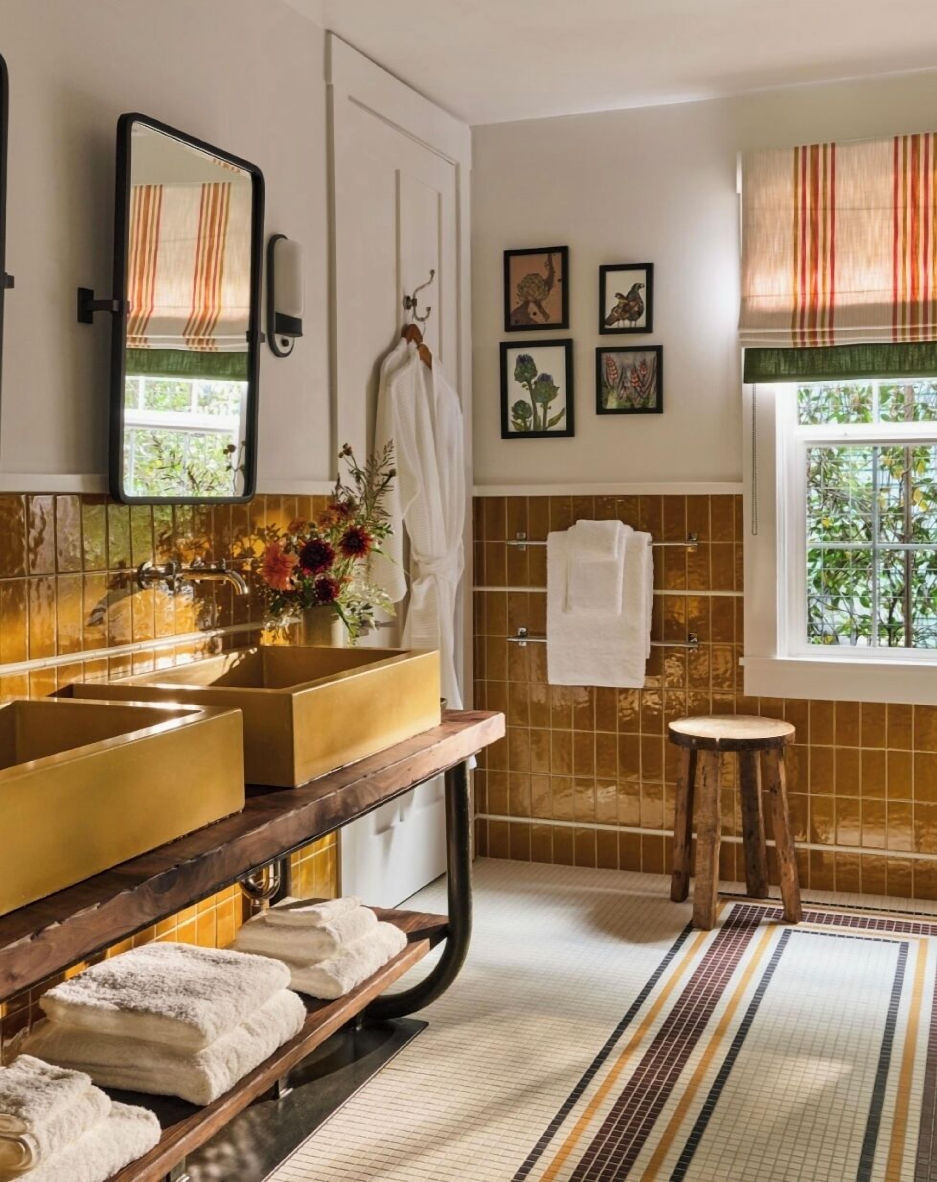 Luxe suite | Badkamer | Een douche, een regendouche, designer toiletartikelen, een haardroger