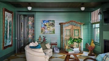 Luxe suite | Woonruimte | Een 55-inch smart-tv met digitale zenders, televisie en een open haard