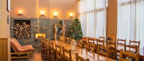 House, Multiple Bedrooms | In-room dining