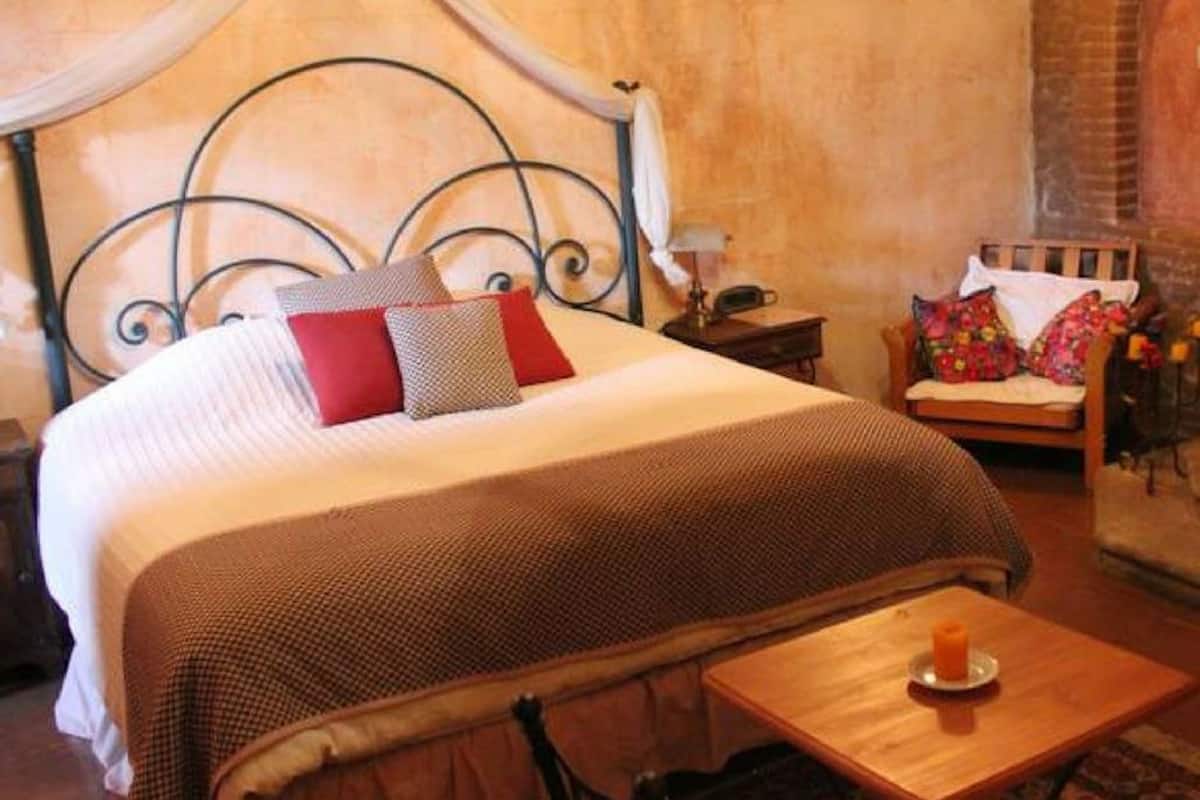 Standard Room, 1 Queen Bed, Non Smoking | Desk, iron/ironing board, free WiFi, bed sheets
