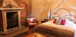 Standard Room, 1 Queen Bed, Non Smoking | Desk, iron/ironing board, free WiFi, bed sheets - Hotel La Casona de Antigua (Antigua Guatemala)