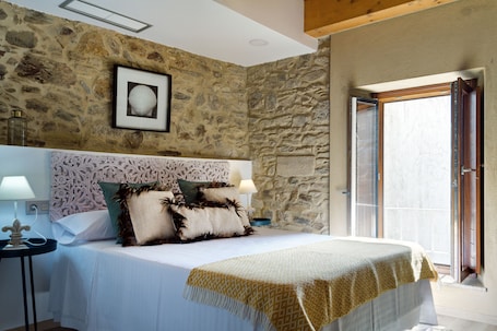 Tabla de planchar con plancha, wifi gratis y ropa de cama