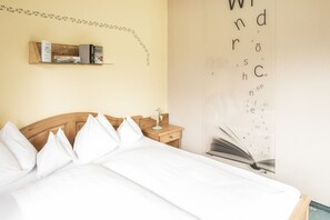 In-room safe, desk, bed sheets - Garni Haus Sonnleitn - adults only (Fuschl am See)