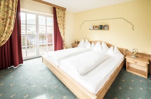 In-room safe, desk, bed sheets