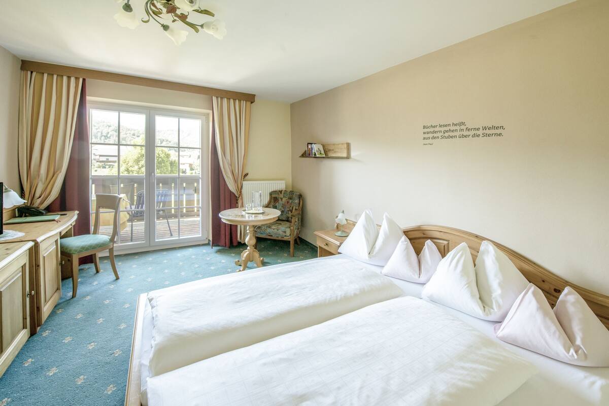 Coffres-forts dans les chambres, bureau, draps fournis