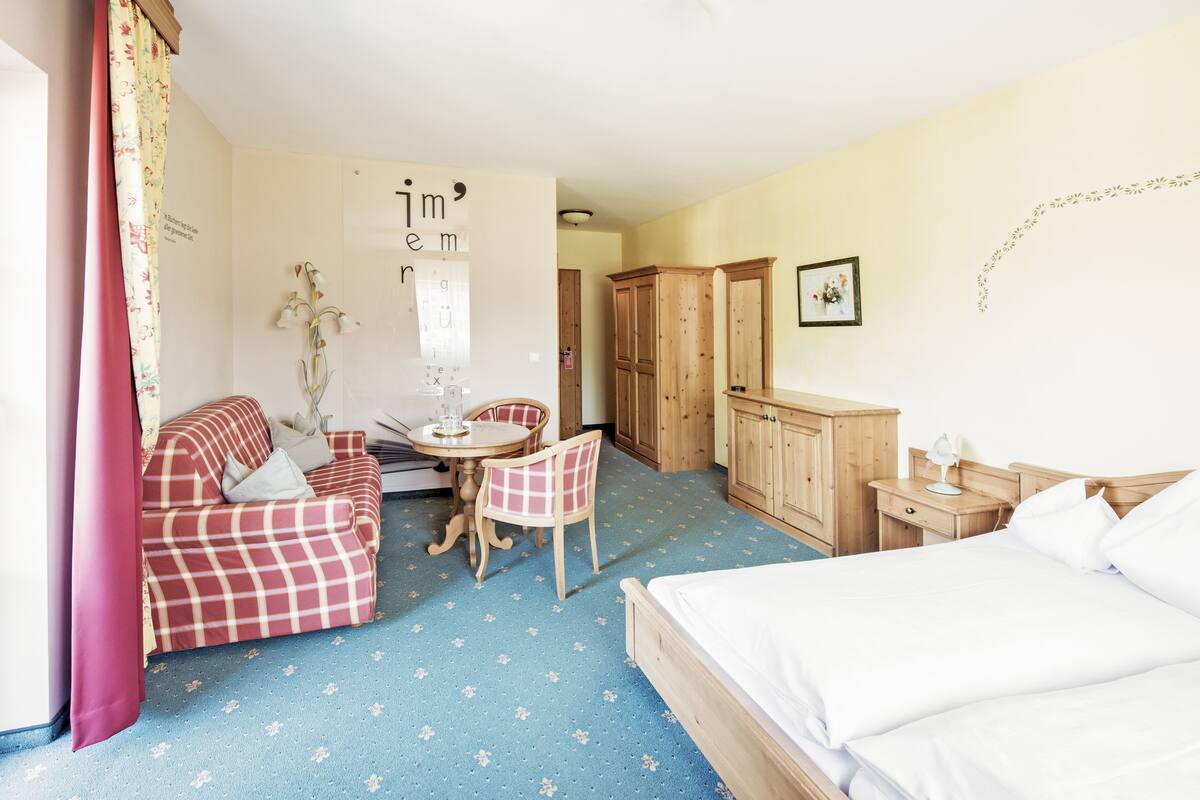 Coffres-forts dans les chambres, bureau, draps fournis