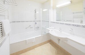 Amenidades de baño gratuitas, secadora de cabello, batas, toallas