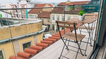 Daily continental breakfast (EUR 5 per person)